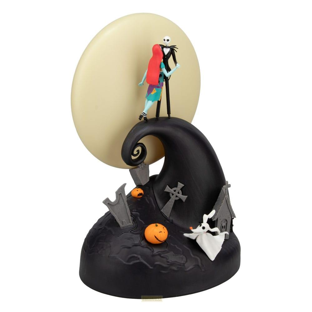Jack y Sally están en una colina negra ante una gran luna. Se ven lápidas y calabazas.