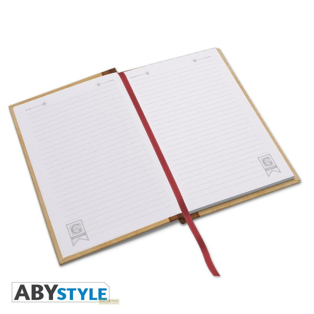 Un carnet ouvert aux pages lignées avec un marque-page rouge.