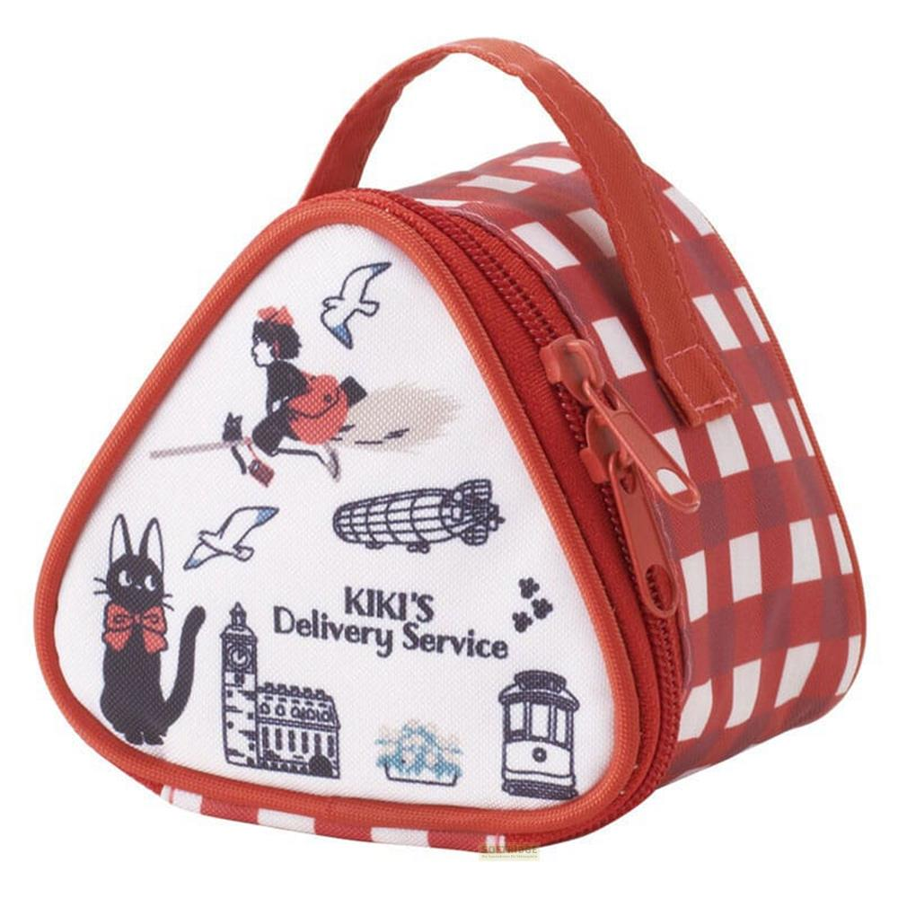 Eine dreieckige Tasche mit rotem Karomuster und Kiki's Delivery Service Aufdruck.