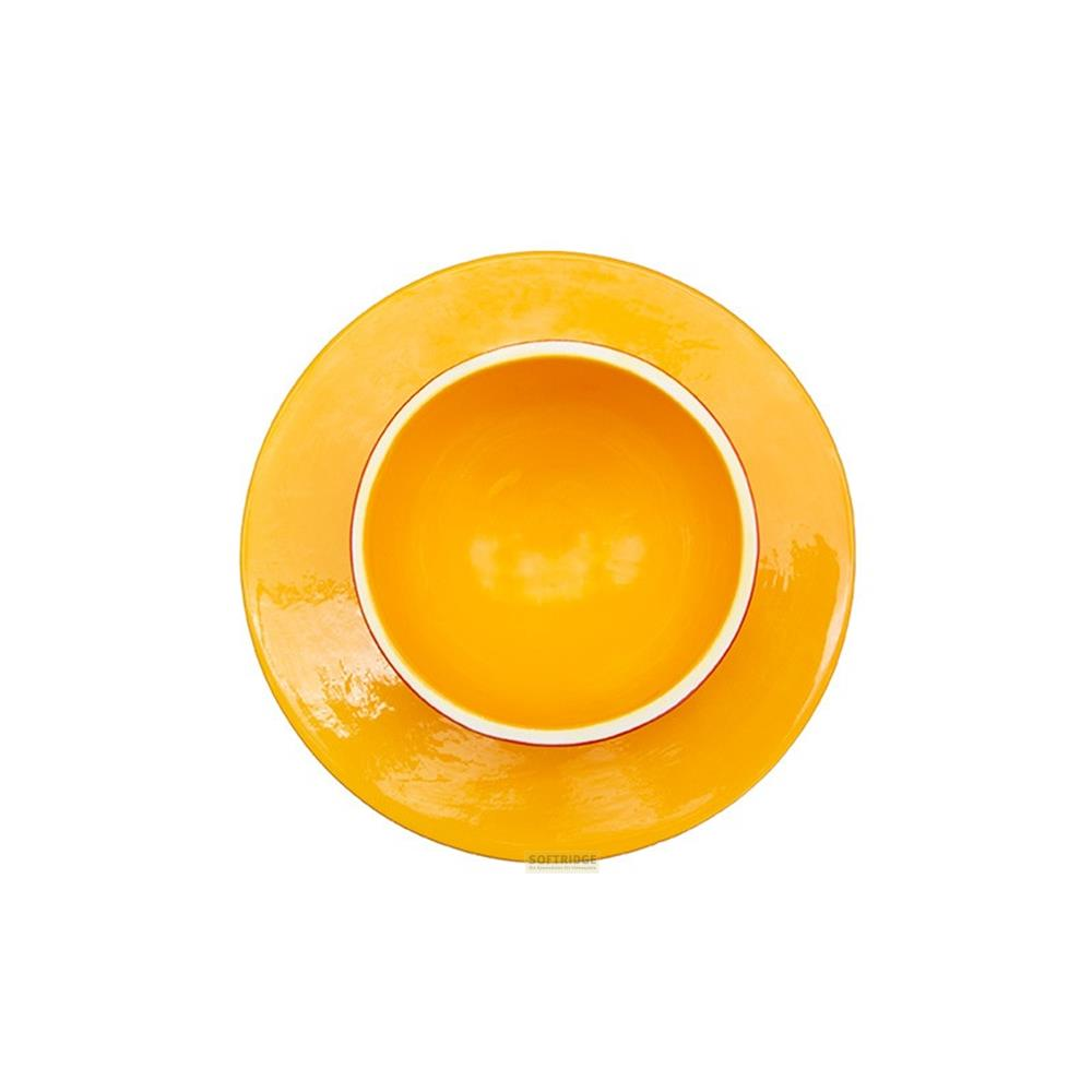 Un plato amarillo con un cuenco naranja encima, visto desde arriba.