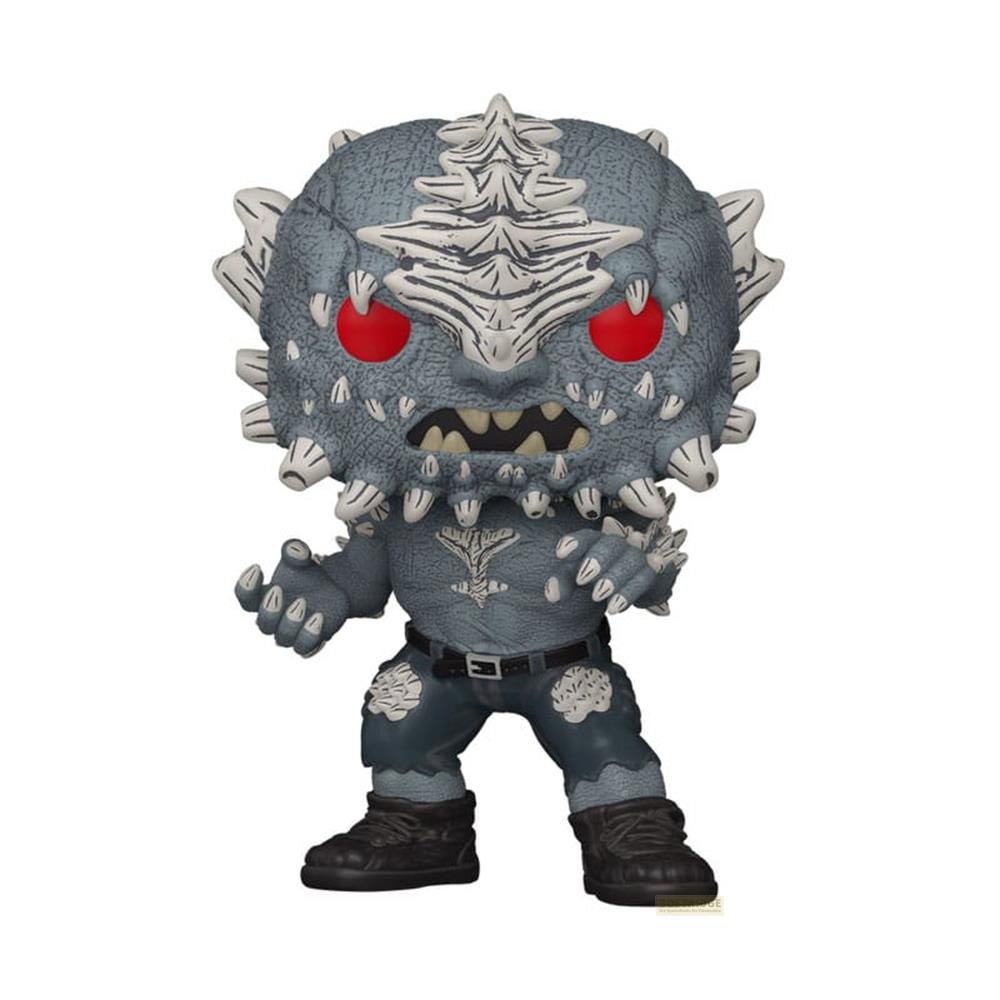 Graue Figur mit roten Augen und Stacheln, trägt Jeans und Stiefel.