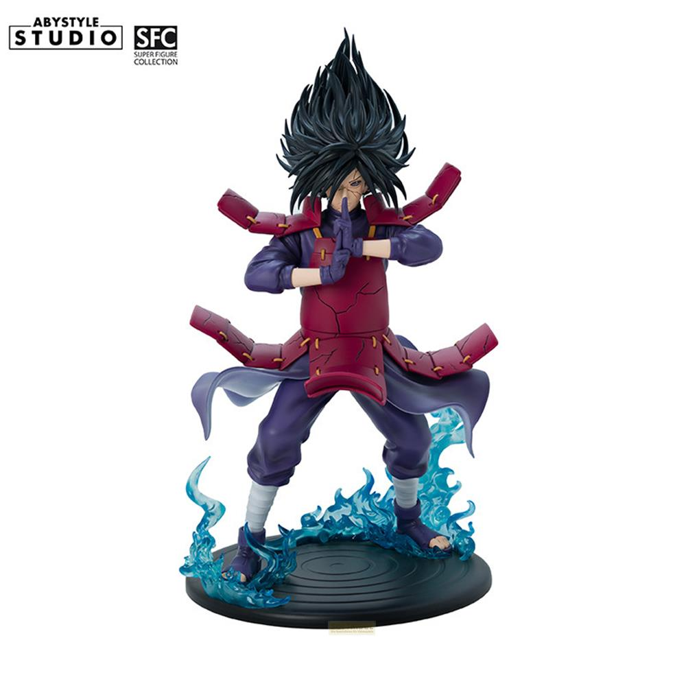 Madara Uchiha Figur mit aufgeschäumten Haaren und roter Rüstung auf blauer Flammenbasis.