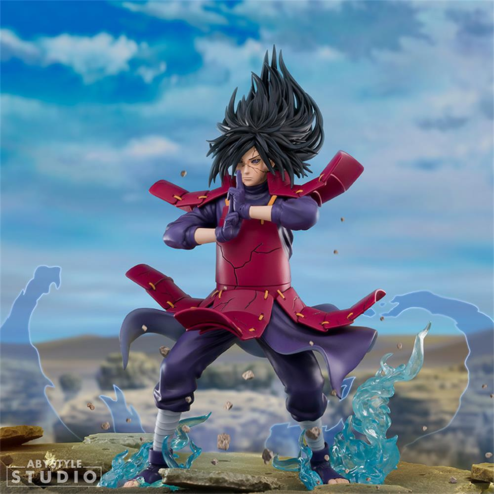 Madara Figur in Rüstung mit blauen Flammen und Wolkenhintergrund.