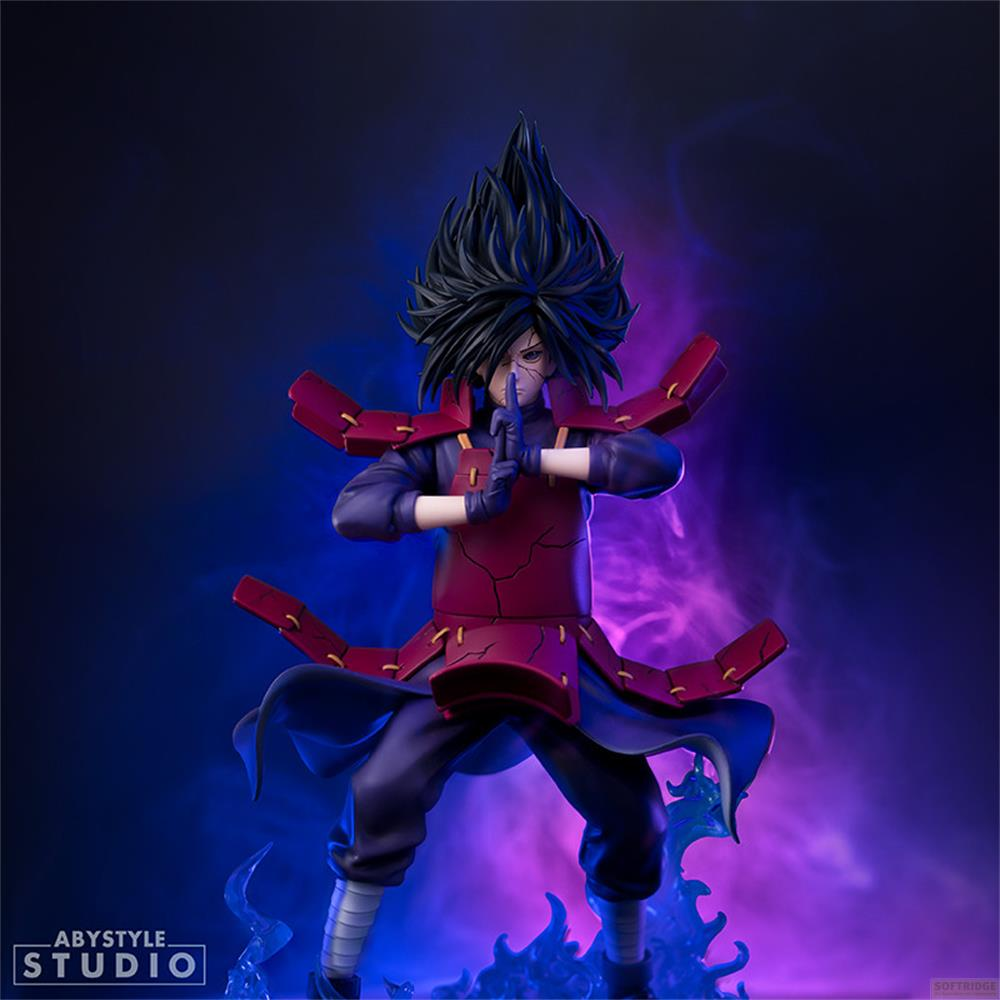 Madara Figur in Rüstung mit schwarzen Haaren, Pose vor blau-lila Rauch.