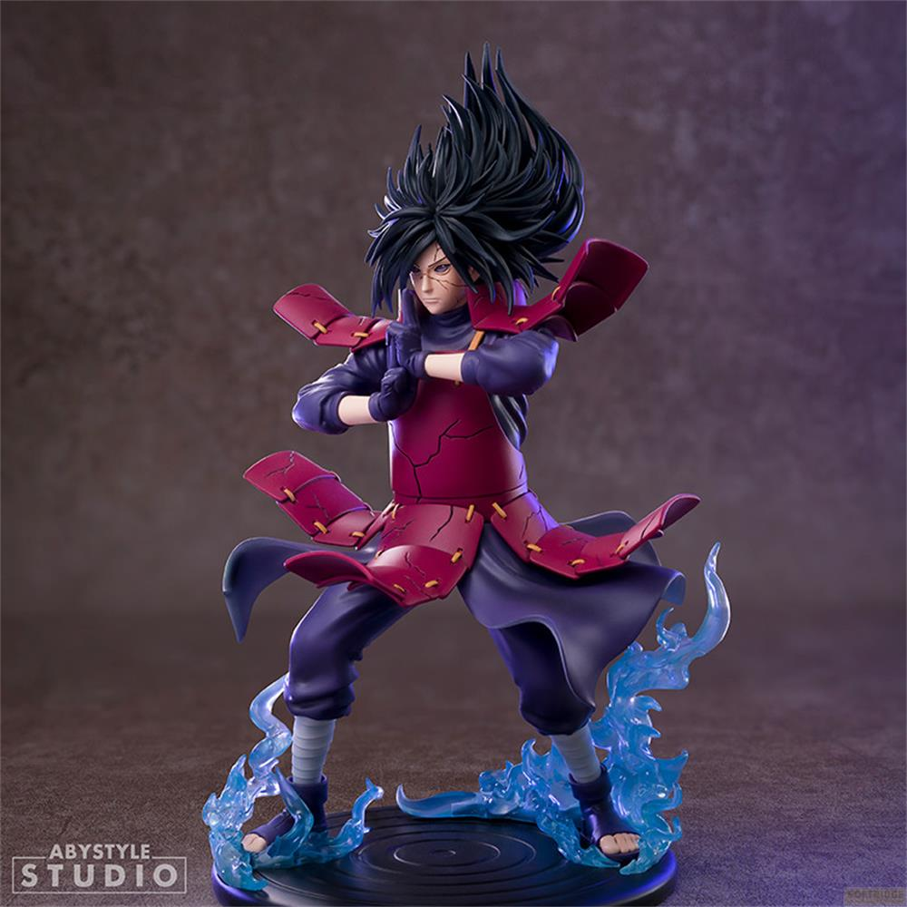 Madara Figur in Rüstung und blauen Flammen auf einem Sockel.