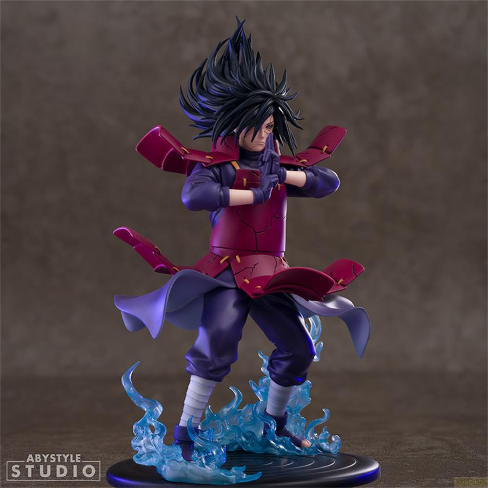 Madara Figur in Rüstung mit blauer Flammenbasis, dunklem Haar und lila Kleidung.