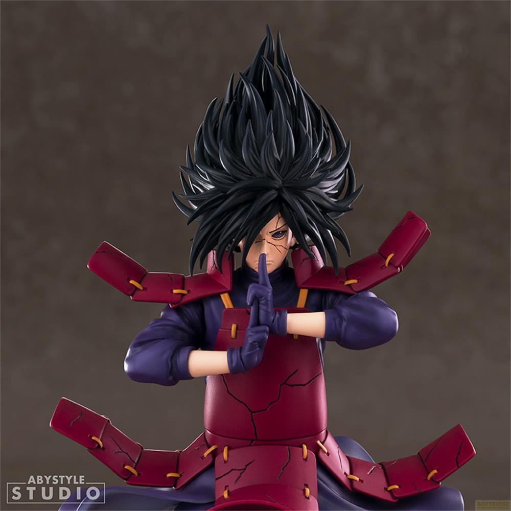 Figur von Madara Uchiha mit schwarzem Haar, roter Rüstung und lila Kleidung.