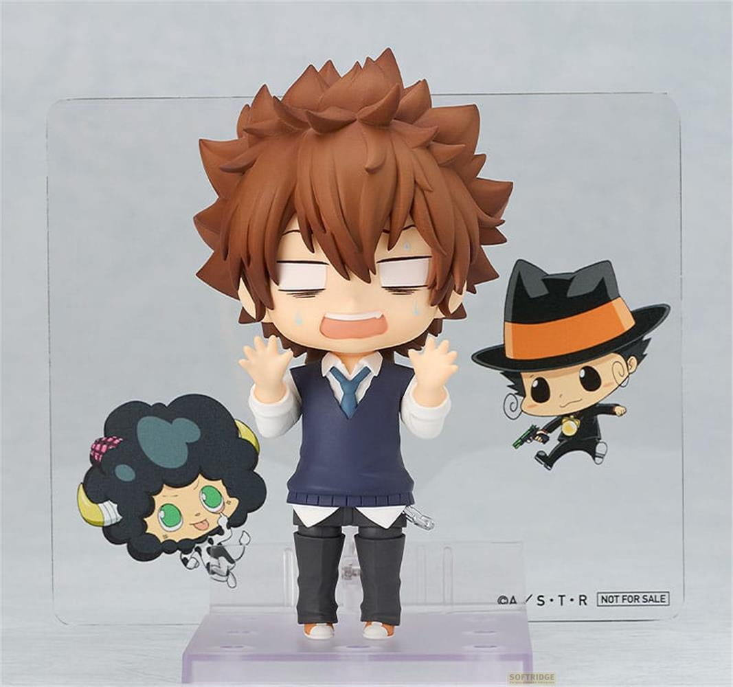 Tre action figure anime su un espositore: una grande al centro, due più piccole ai lati.