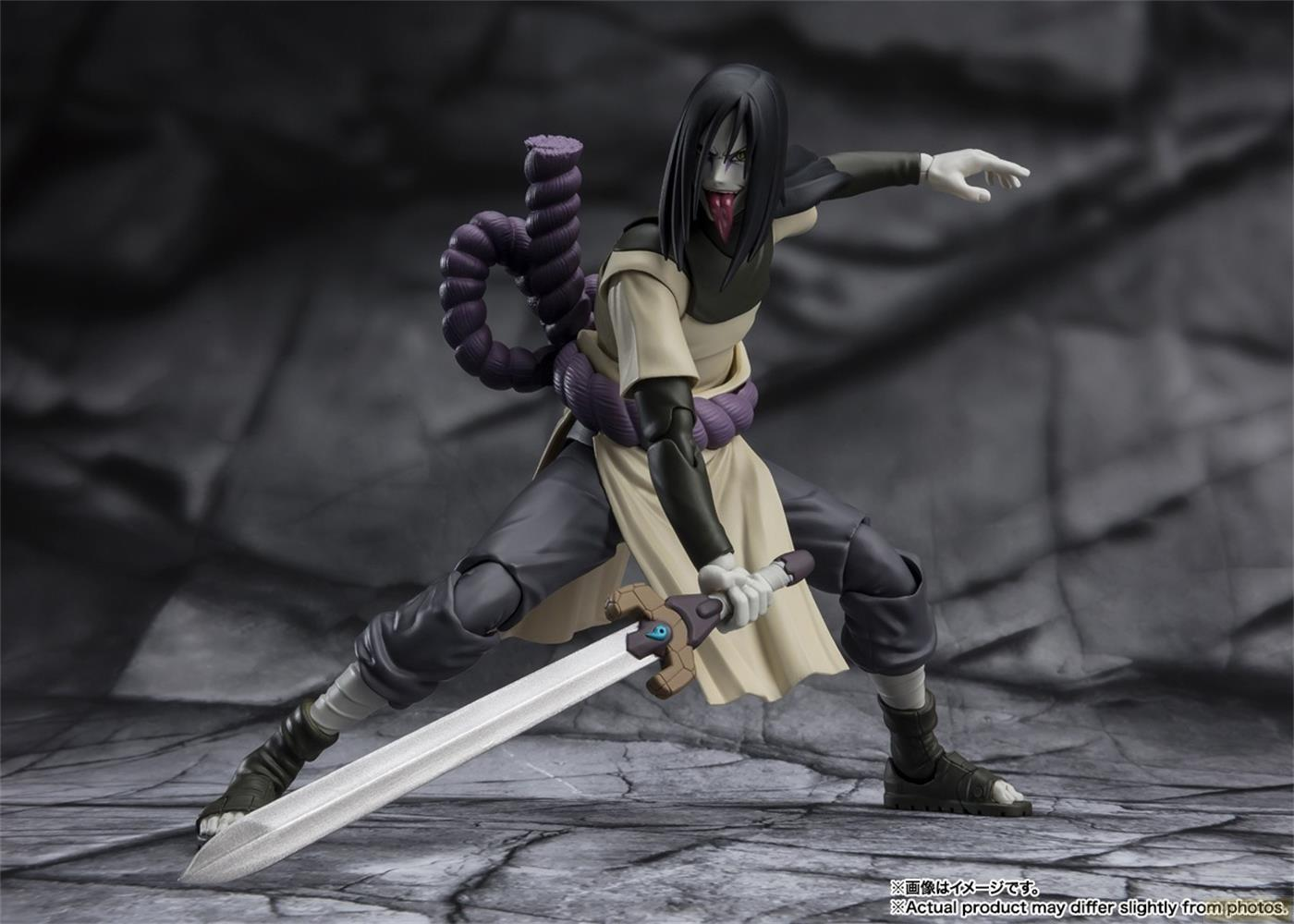 Eine Actionfigur von Orochimaru hält ein Schwert, mit lila Schlangen-Accessoire.