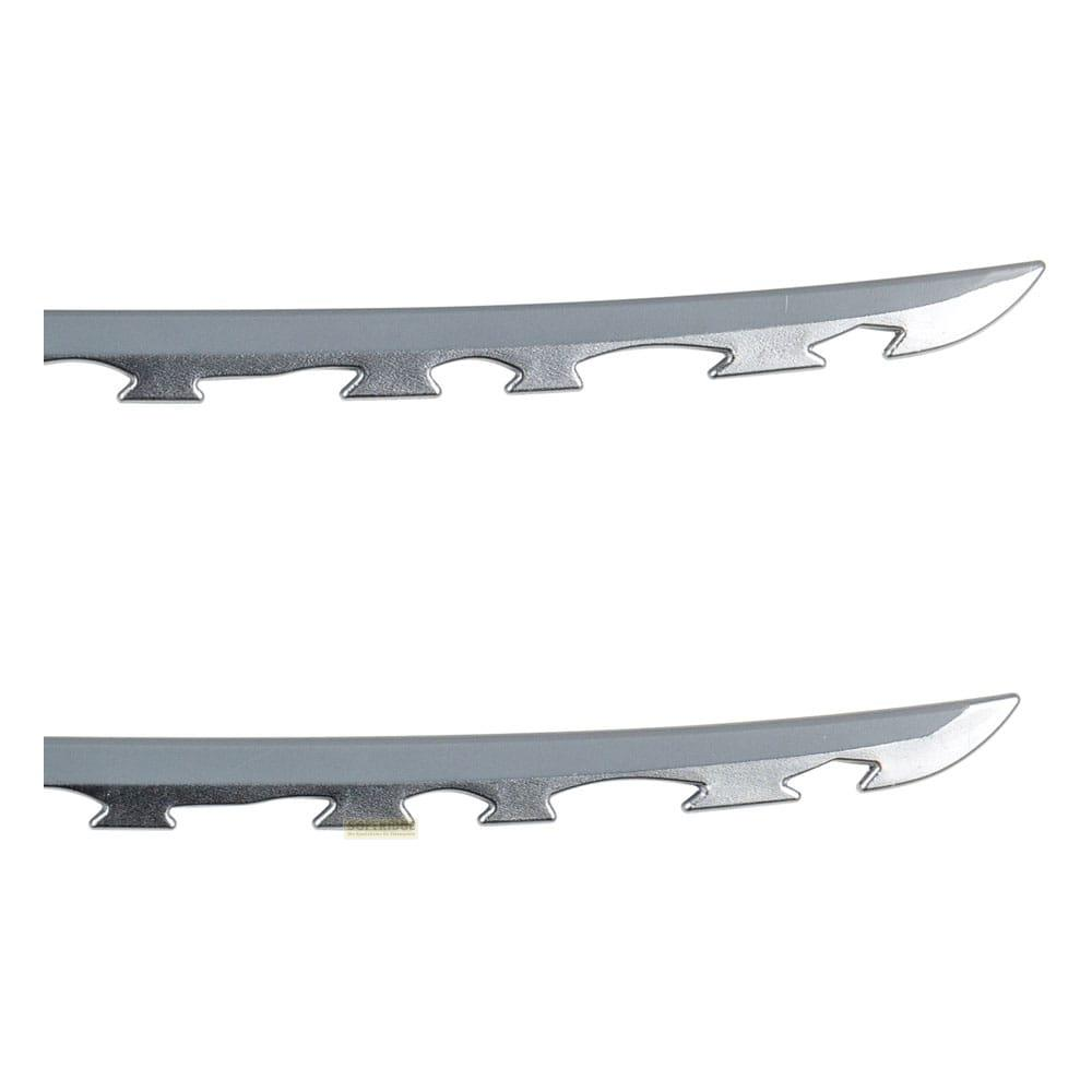 Dos espadas plateadas y dentadas sobre fondo blanco.