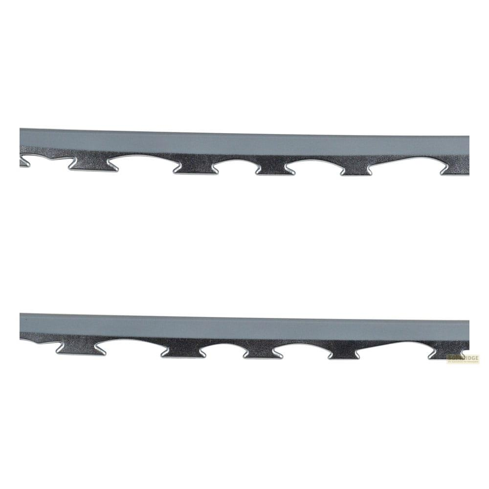 Borde gris con borde metálico dentado, primer plano.