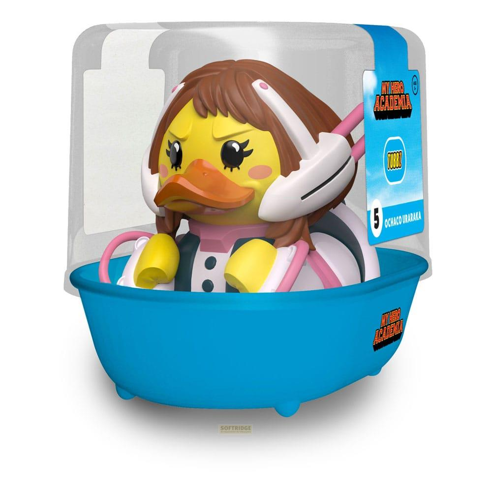 Un pato de goma amarillo en una bañera azul con atuendo de Ochaco Uraraka.