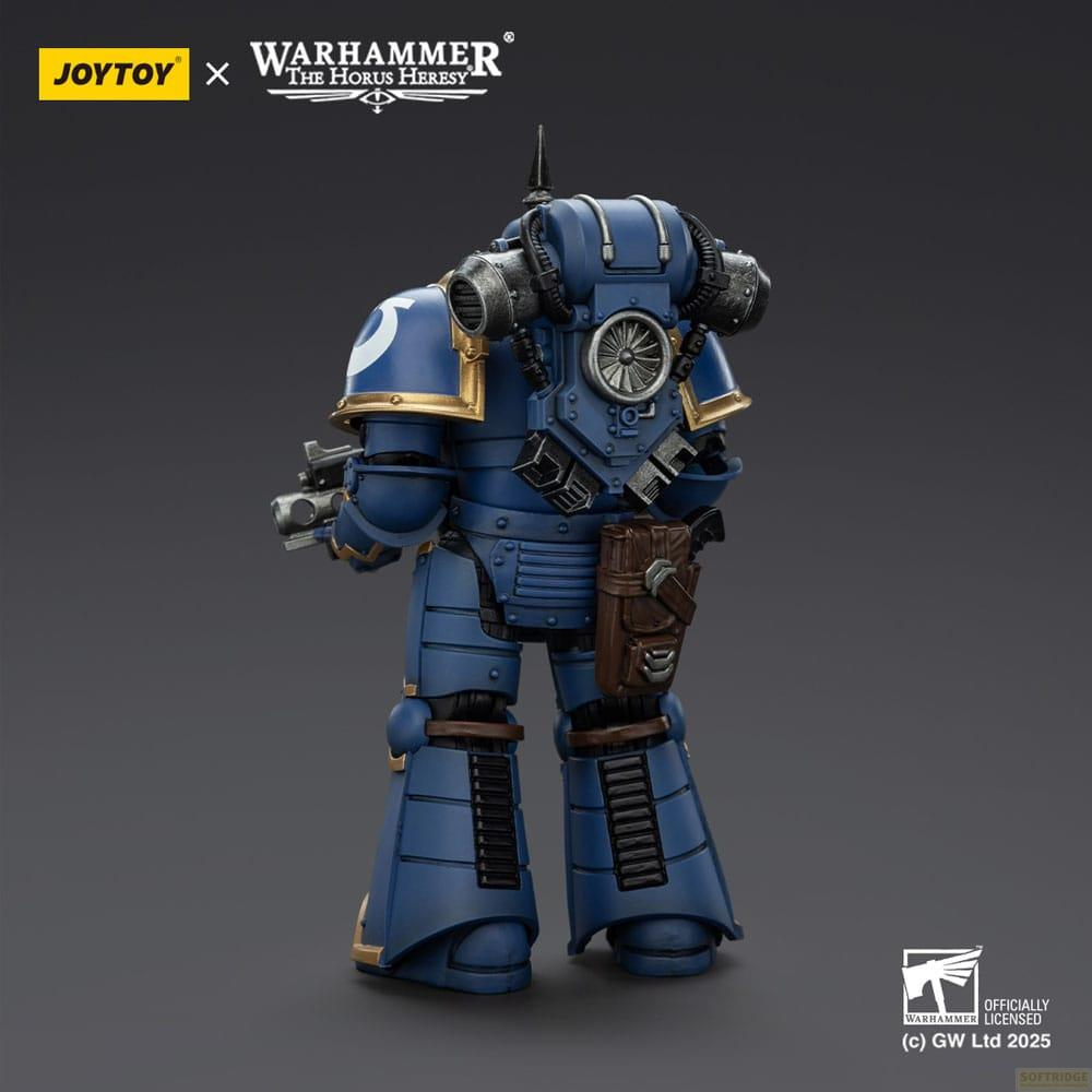 Niebieska figurka Space Marine z Warhammer z plecakiem i bronią.