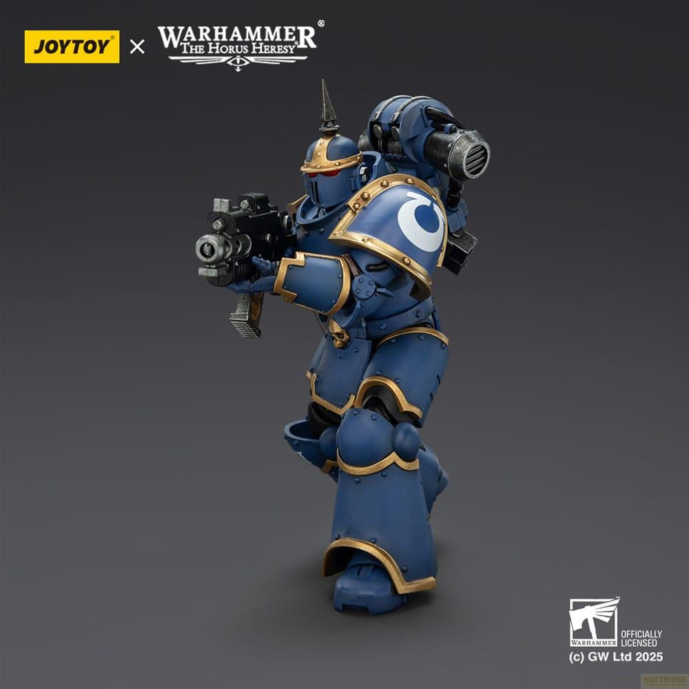Niebieska figurka Space Marine ze złotymi zdobieniami i karabinem.