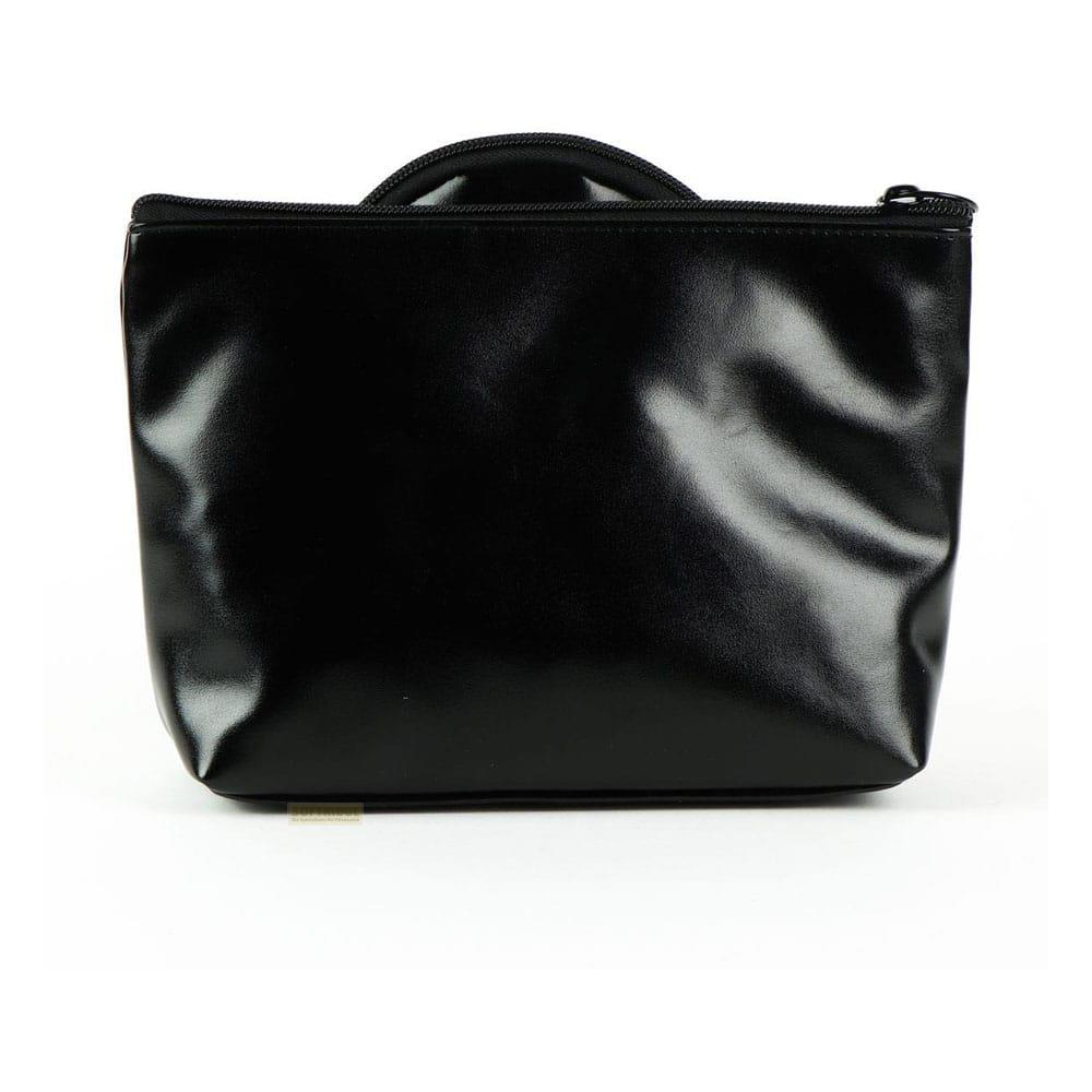 Eine schwarze, glänzende Tasche mit Reißverschluss und Henkel, auf weißem Hintergrund.