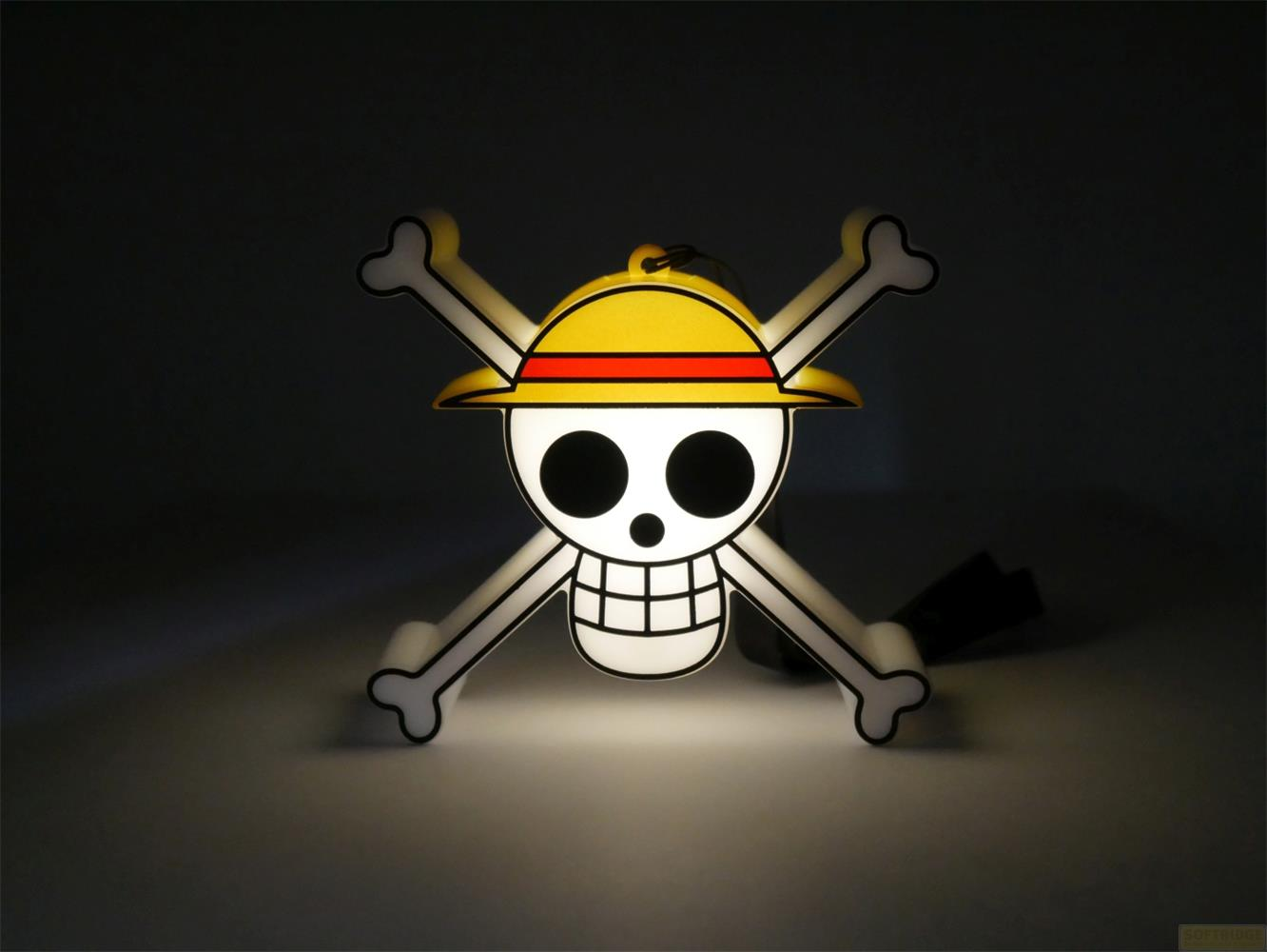 Ein beleuchtetes Jolly Roger-Symbol mit einem gelben Hut, roten Band und gekreuzten Knochen.