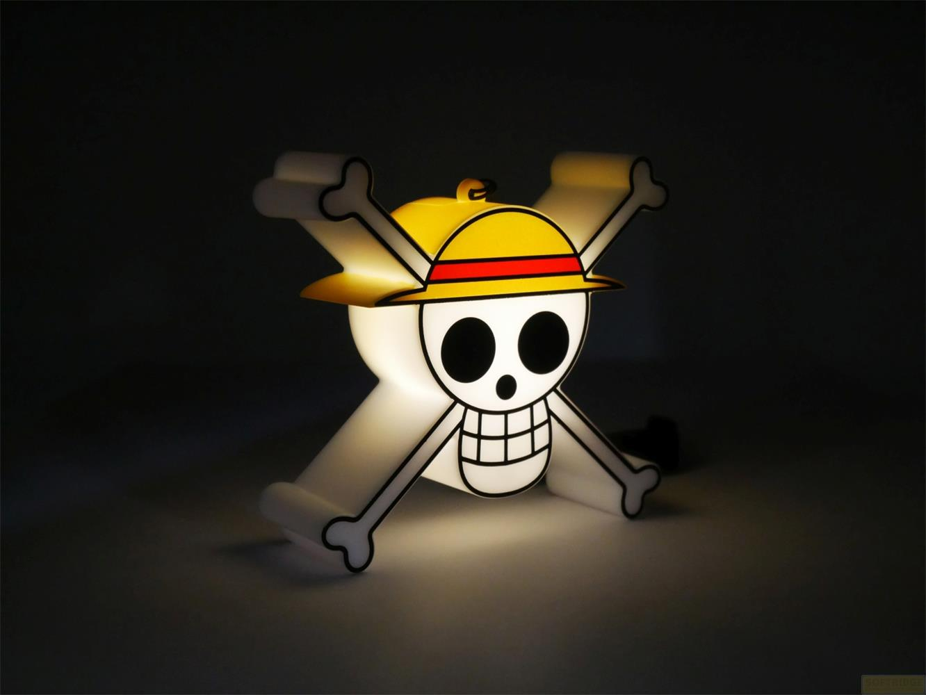 Ein leuchtendes Jolly Roger Symbol mit gelbem Hut und gekreuzten Knochen auf dunklem Hintergrund.