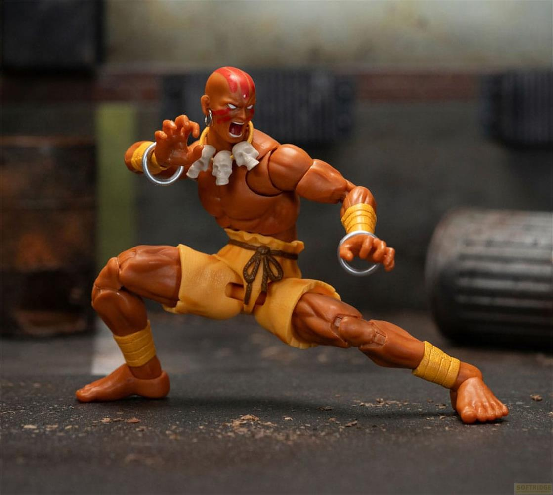 Action figure di un uomo muscoloso in pantaloncini gialli con pittura facciale.