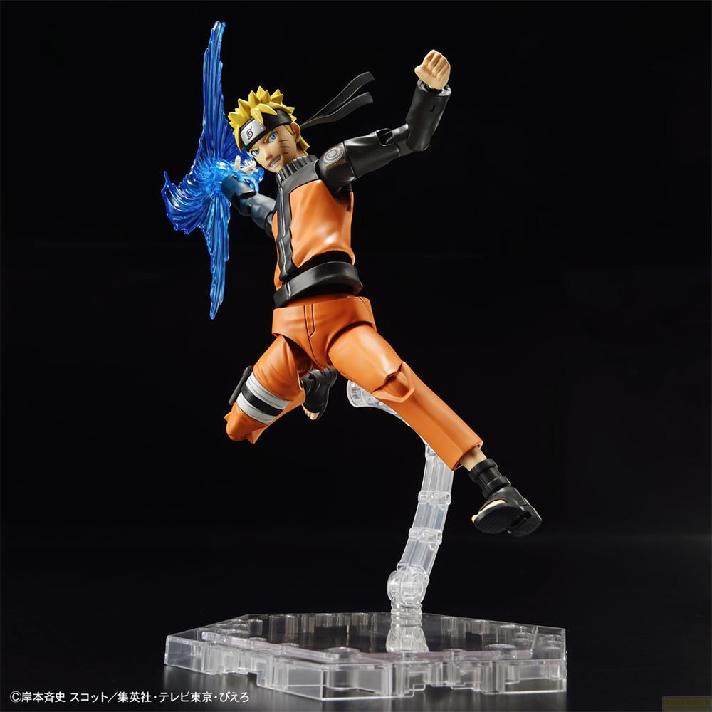 Naruto-Figur in Aktion, blaue Energie in der Hand, auf Ständer montiert.