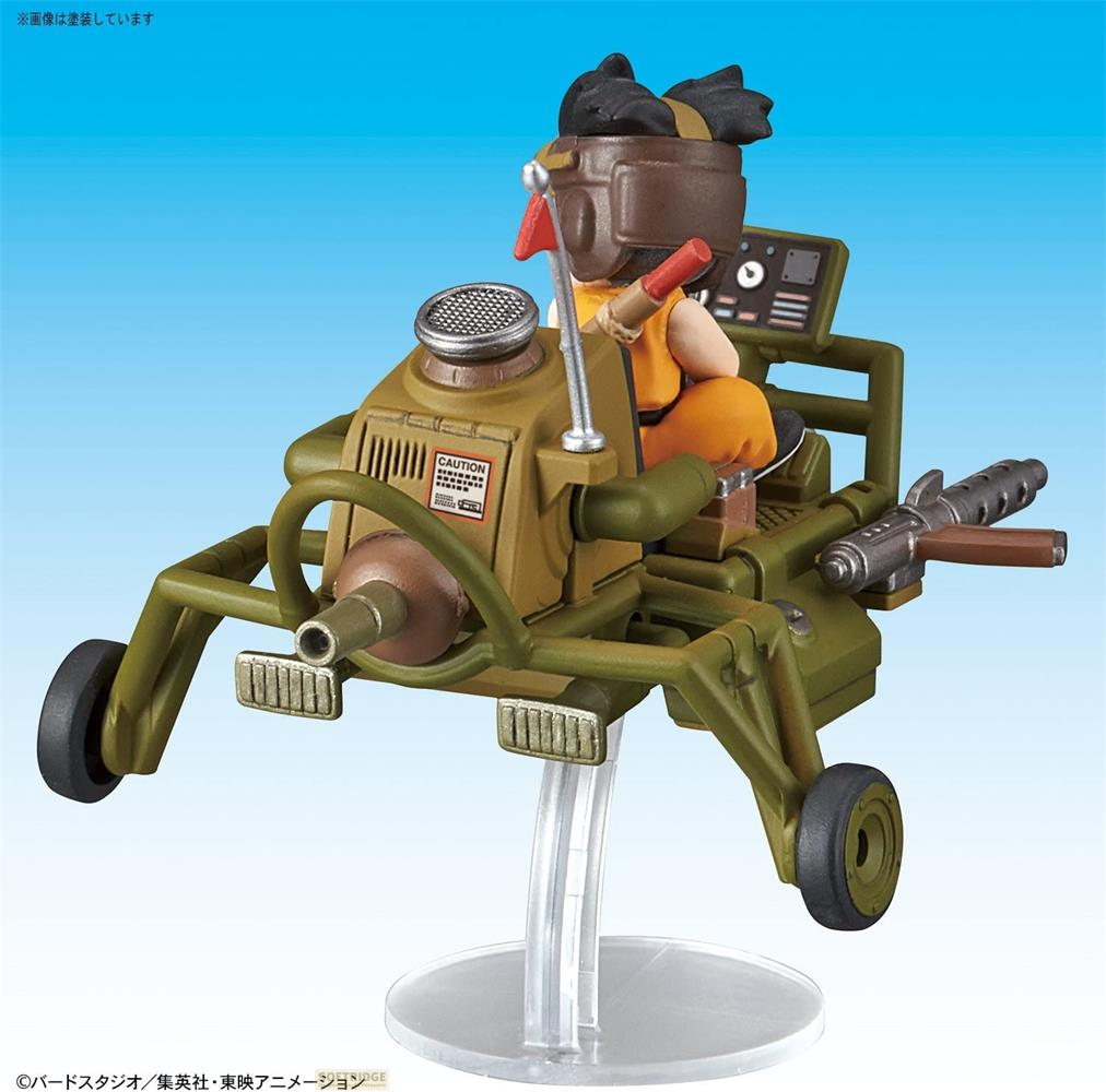 Une figurine assise dans un véhicule vert avec des roues et un pistolet.
