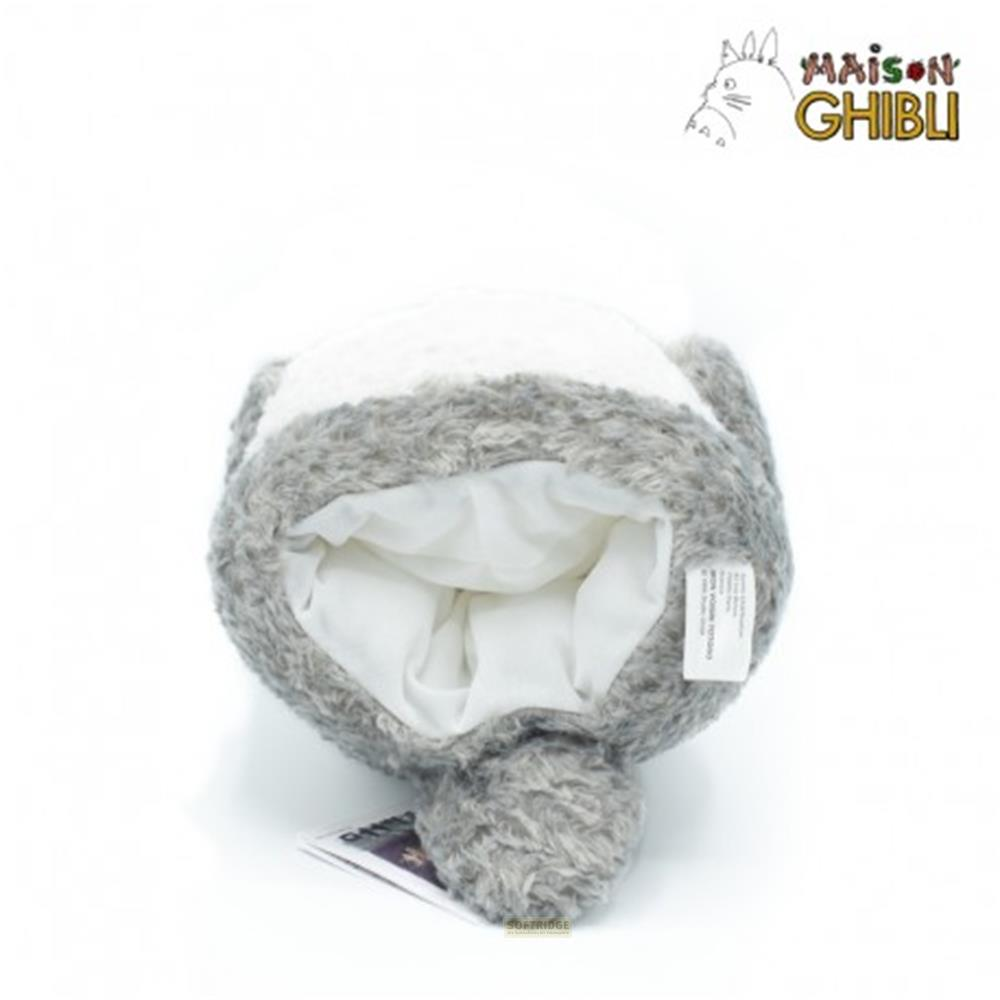 Jouet en peluche gris et blanc à bouche ouverte. Logo Ghibli en haut.