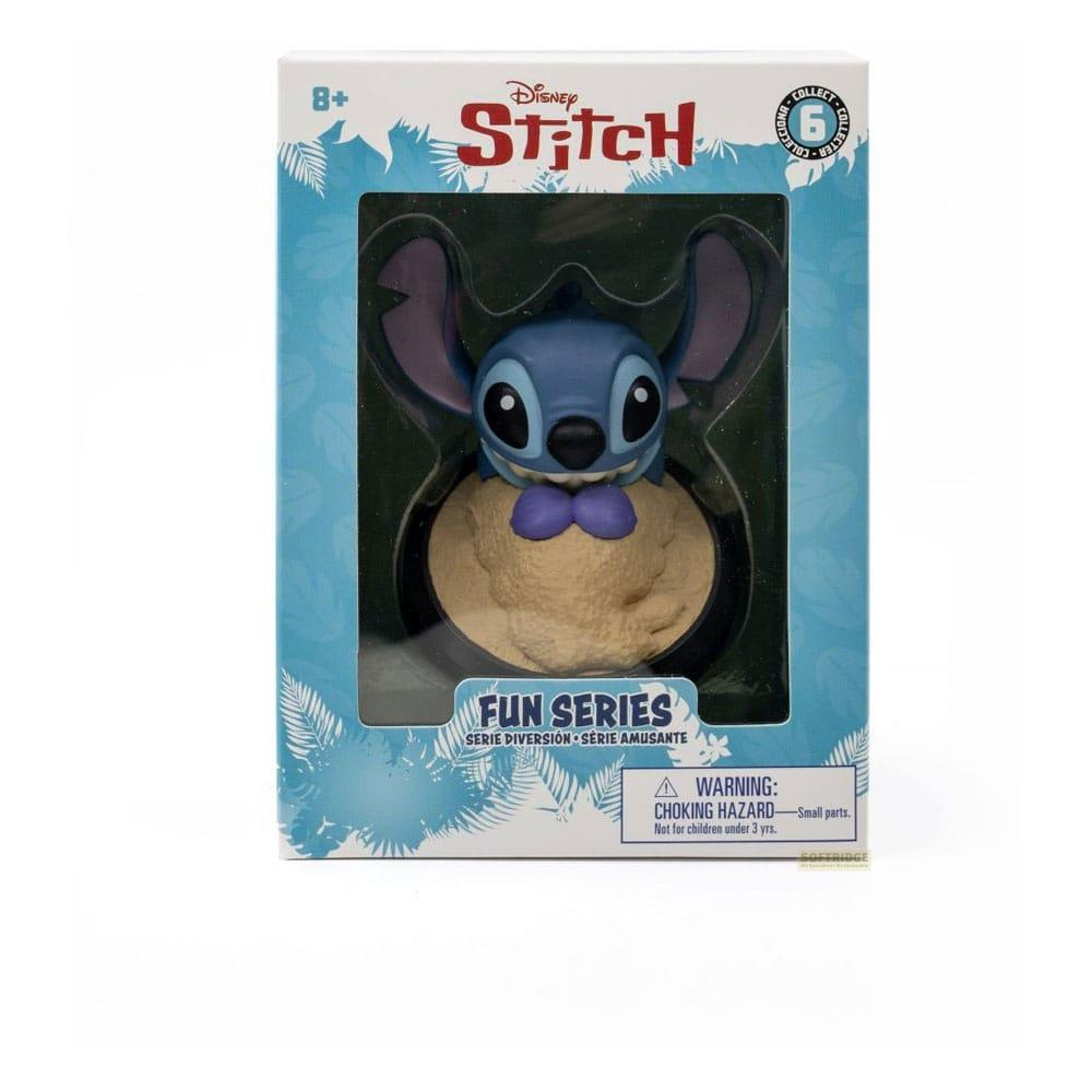 Un personnage bleu de Stitch aux grandes oreilles se tient dans une boîte.