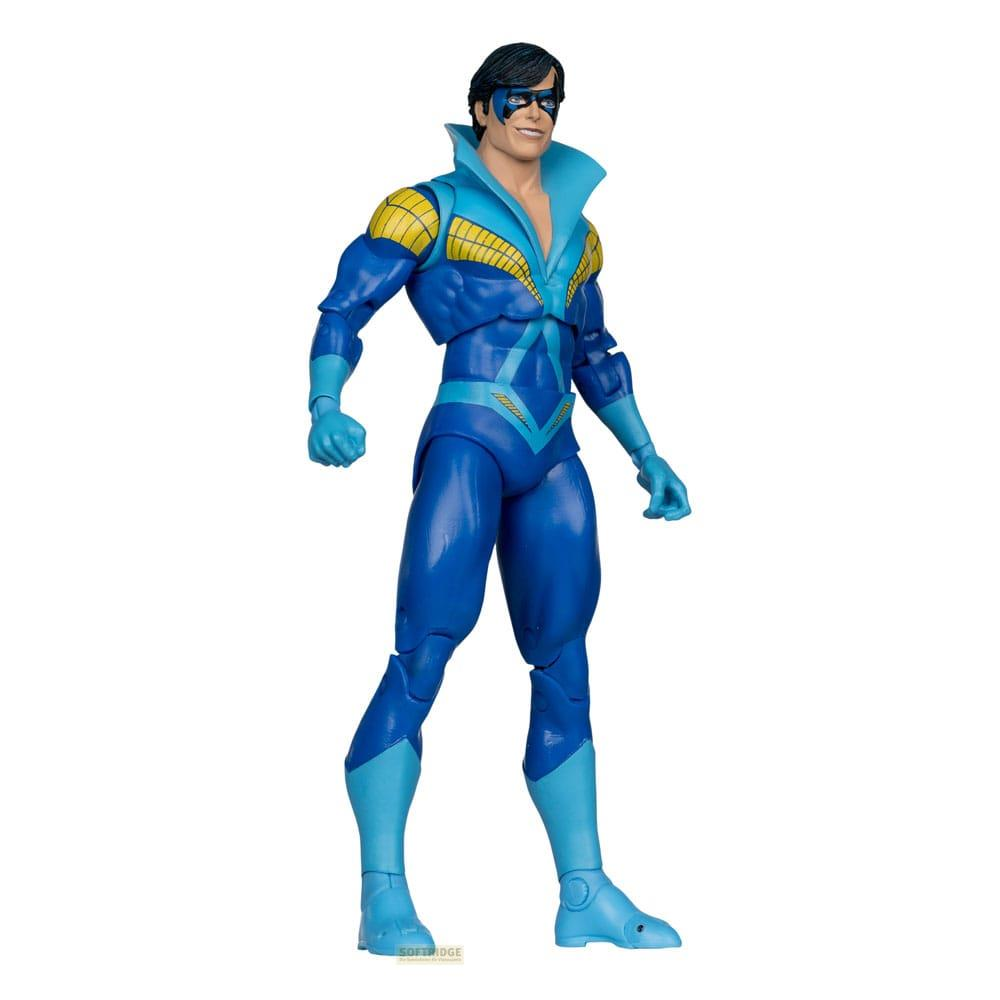 Action figure di Nightwing in costume blu con accenti gialli e maschera.