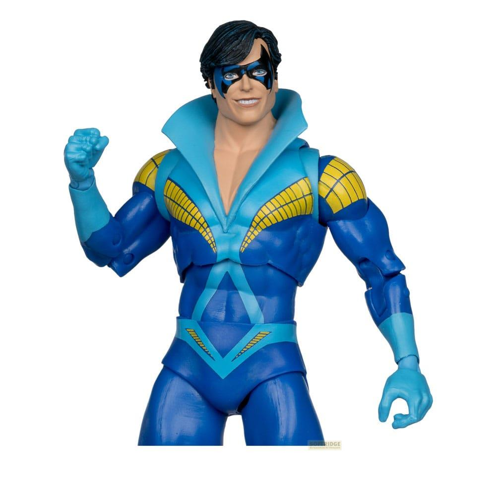 Action figure di Nightwing in costume blu con accenti gialli e maschera.