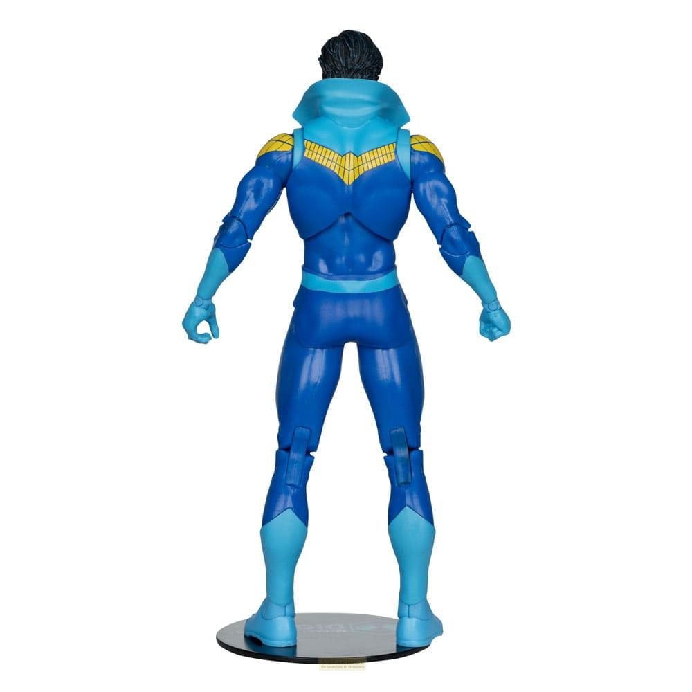 Action figure in tuta blu con accenti gialli, in piedi su una base.