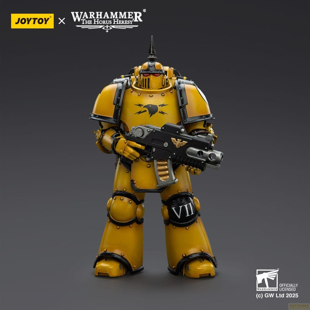 Żółta figurka Space Marine z bronią, logo Warhammer.