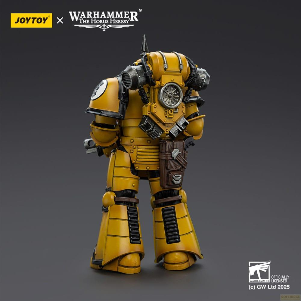 Żółta figurka Warhammer 40K z plecakiem i bronią, pokazana od tyłu.