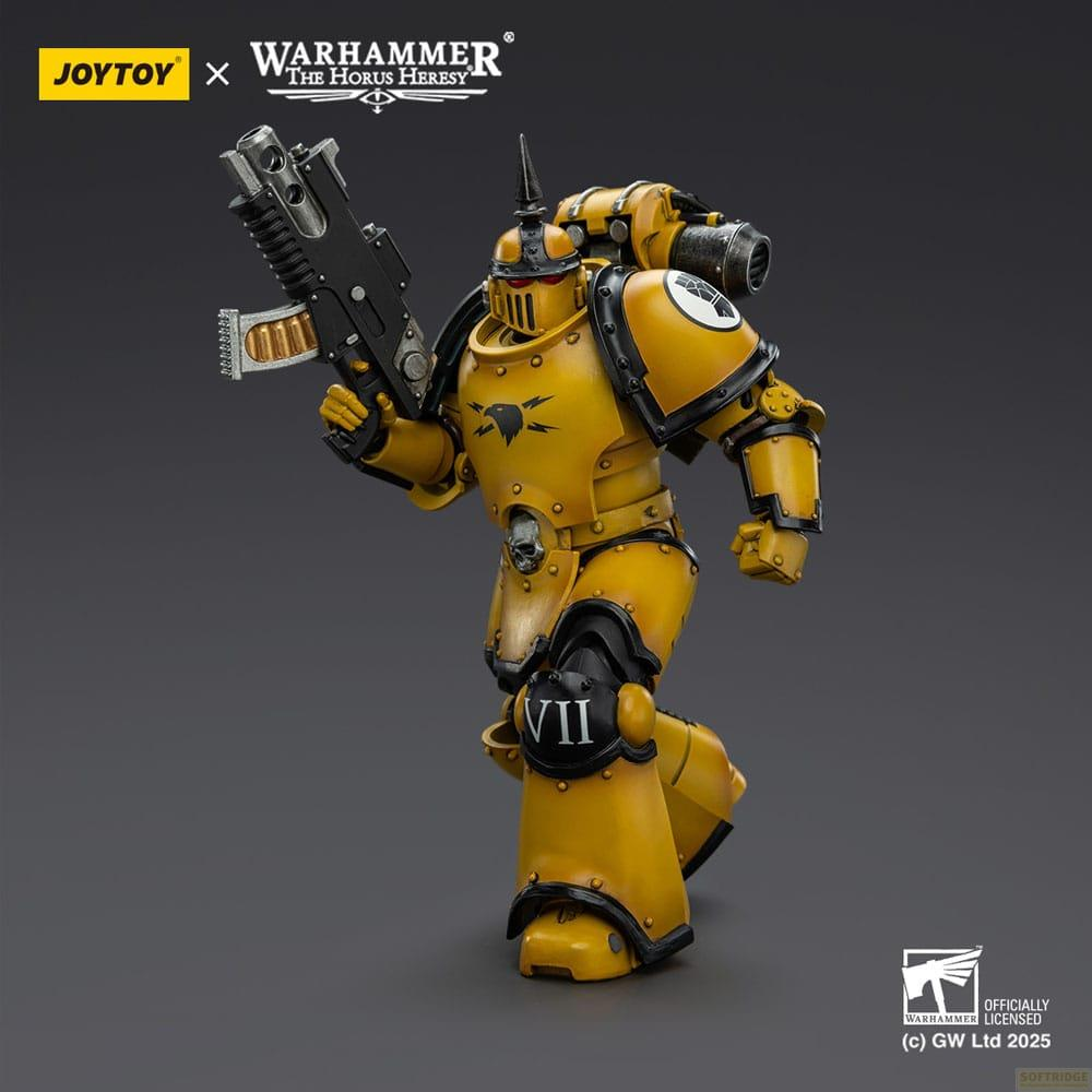 Żółta figurka space marine z hełmem, bronią i plecakiem na szarym tle.
