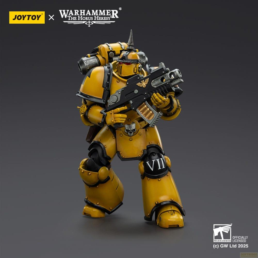 Żółta figurka Space Marine trzymająca karabin, z numerem VII na nodze.