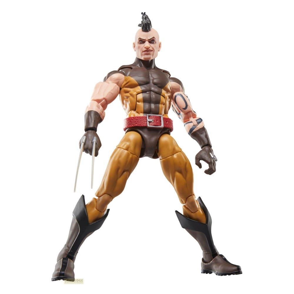 Figura de acción de Wolverine con mohawk, traje marrón y amarillo y garras metálicas.