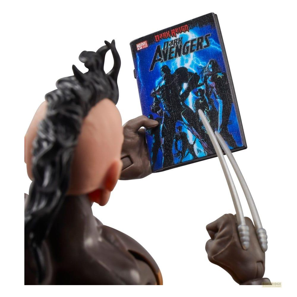 Una figura con garras de Wolverine sostiene un cómic de "Dark Avengers".