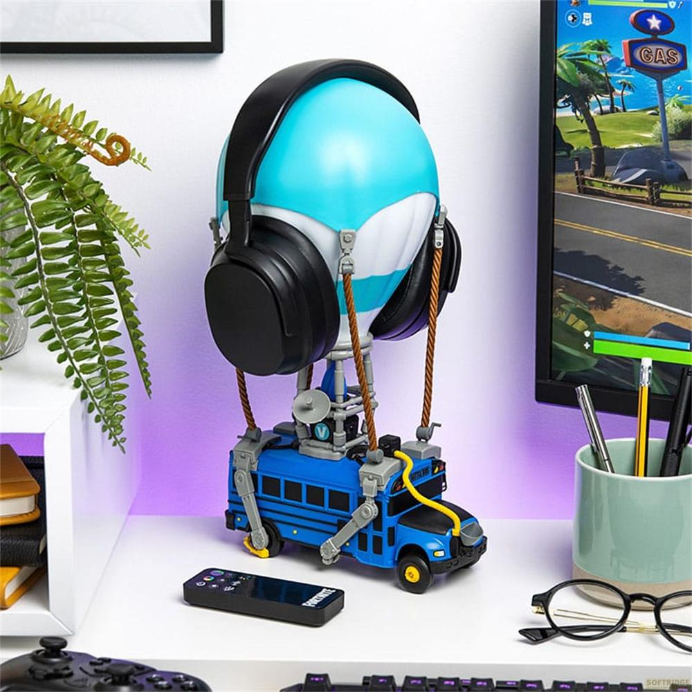 Replika autobusu Fortnite z słuchawkami, na biurku z kontrolerem gier.