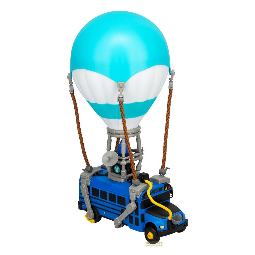 Niebieski autobus Fortnite wisi na balonie na gorące powietrze w biało-niebieskie pasy.