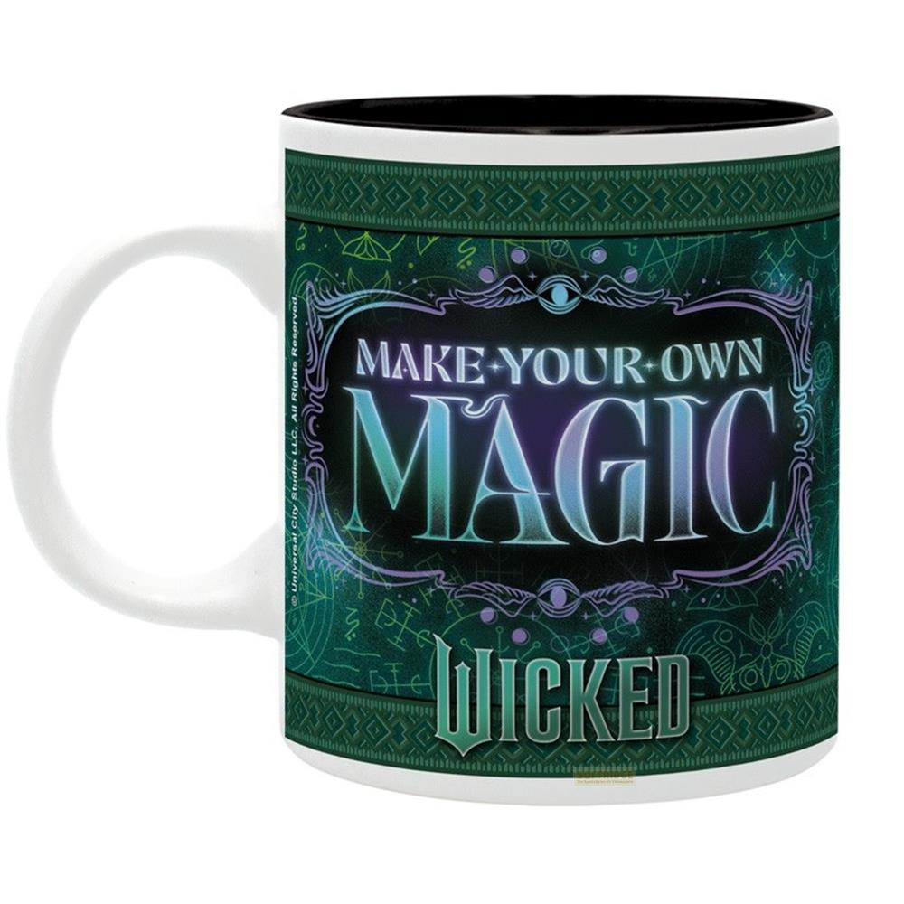 Taza verde con texto 'Make Your Own Magic Wicked'.