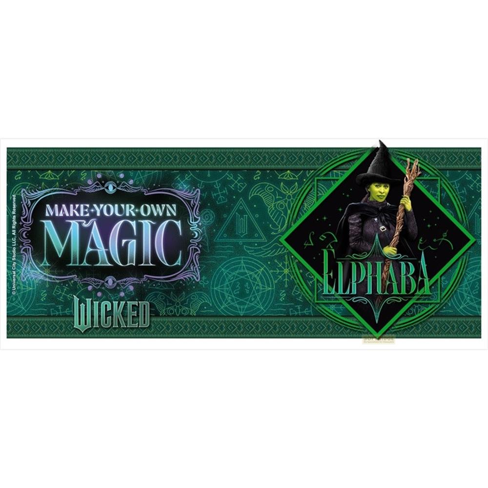 Elphaba con sombrero de bruja sostiene una escoba. El fondo es verde con símbolos mágicos.