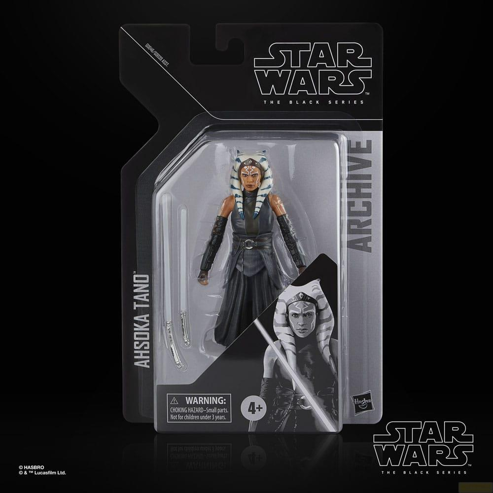 Figura de Ahsoka Tano de Star Wars Black Series en empaque de archivo con sables.