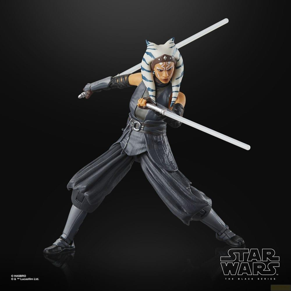 Figura de acción de Ahsoka Tano sosteniendo dos sables de luz en pose dinámica.