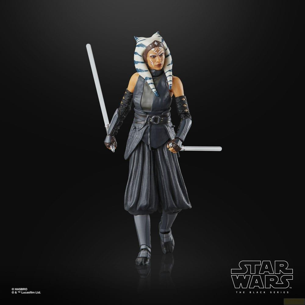 Figura de Ahsoka Tano con dos sables de luz blancos, vestida de oscuro.