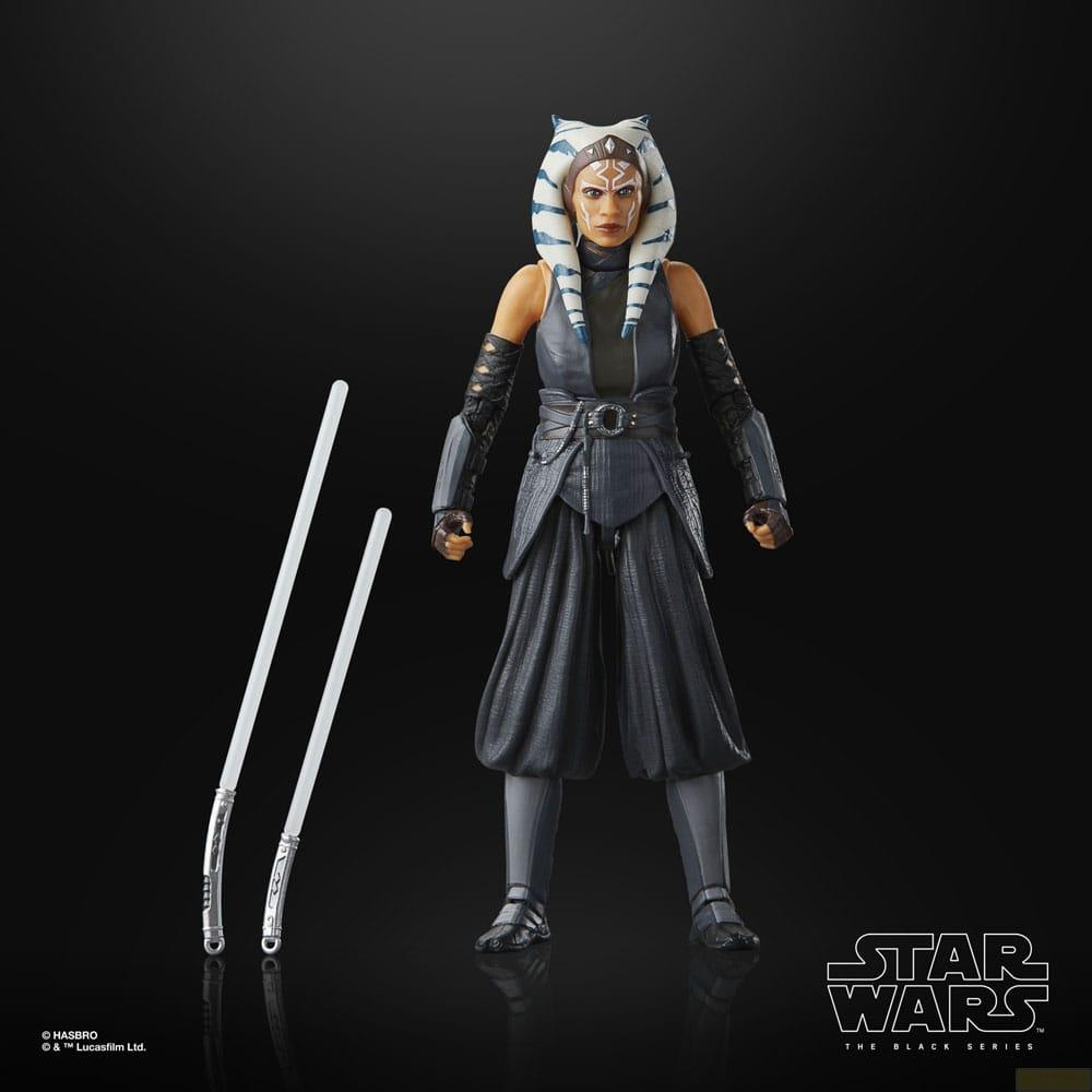 Figura de Ahsoka Tano con dos sables de luz sobre fondo negro.