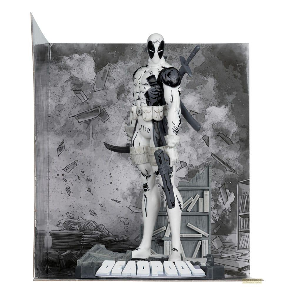 Figura de Deadpool con traje blanco, espadas y pistola ante un fondo destruido.