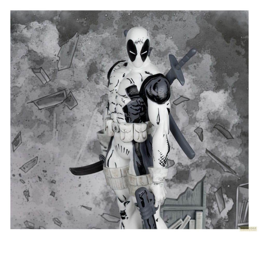Figura de Deadpool en blanco y negro, con espadas y pistola, ante un fondo roto.