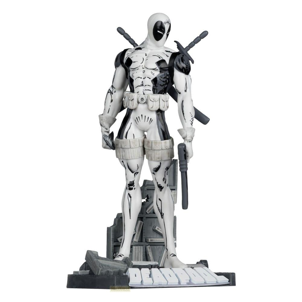 Figura de Deadpool en blanco y negro sobre base de escombros con espadas y pistola.