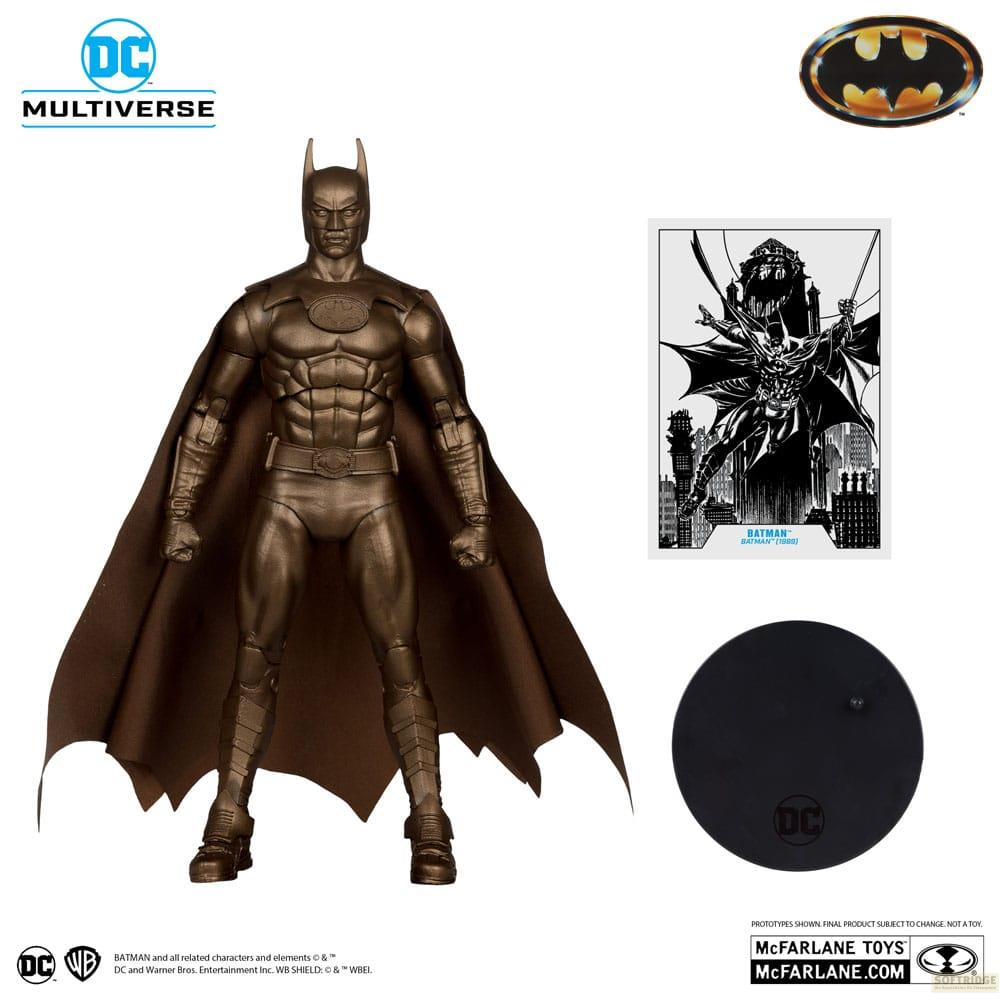 Une figurine de Batman en bronze avec cape et accessoires sur fond blanc.