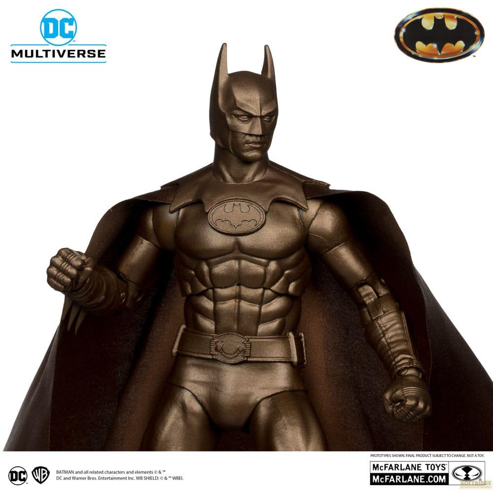 Figurine Batman en bronze avec logo DC Multiverse. Musculature détaillée.
