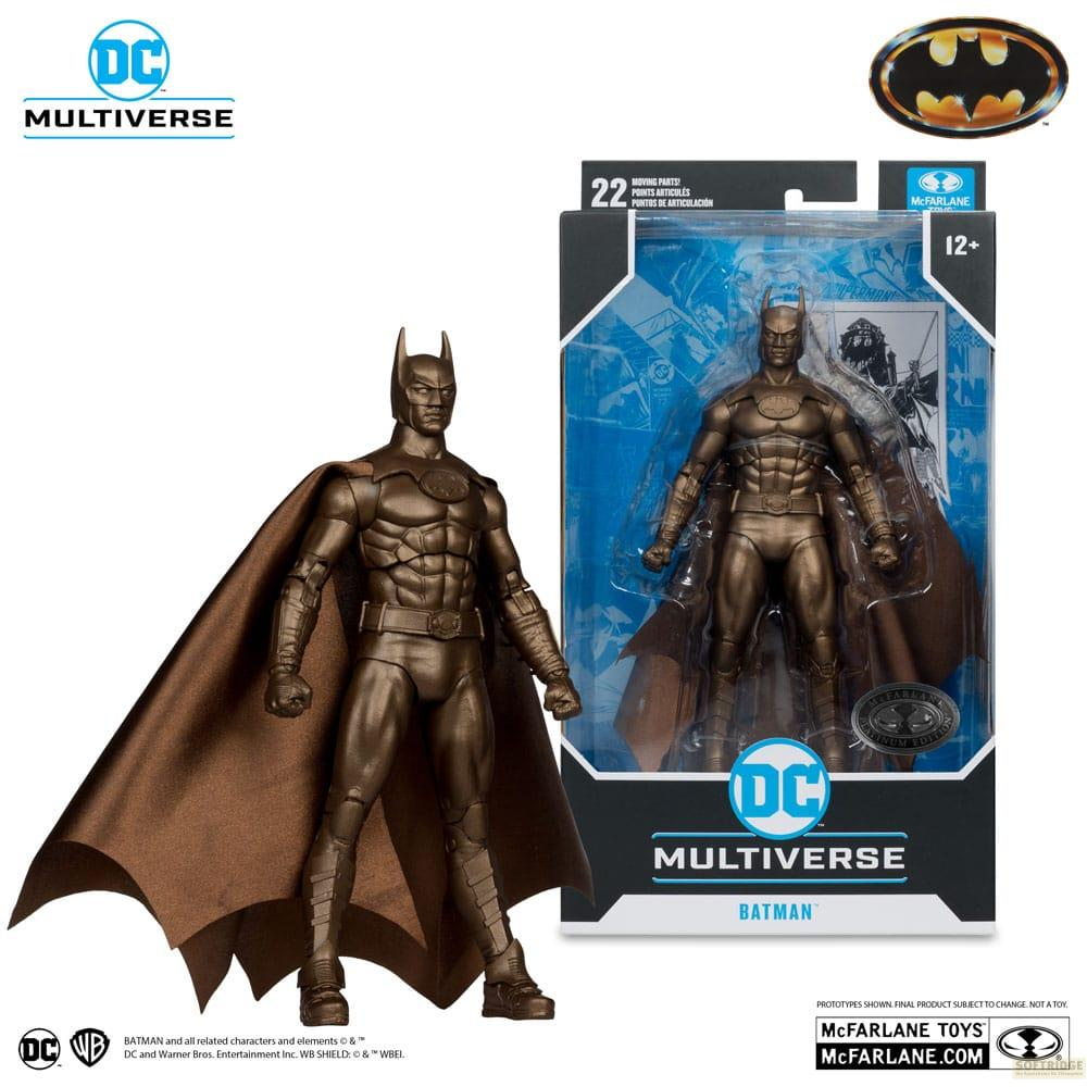 Figurine Batman en bronze à gauche de sa version en boîte. Logo DC Multiverse.