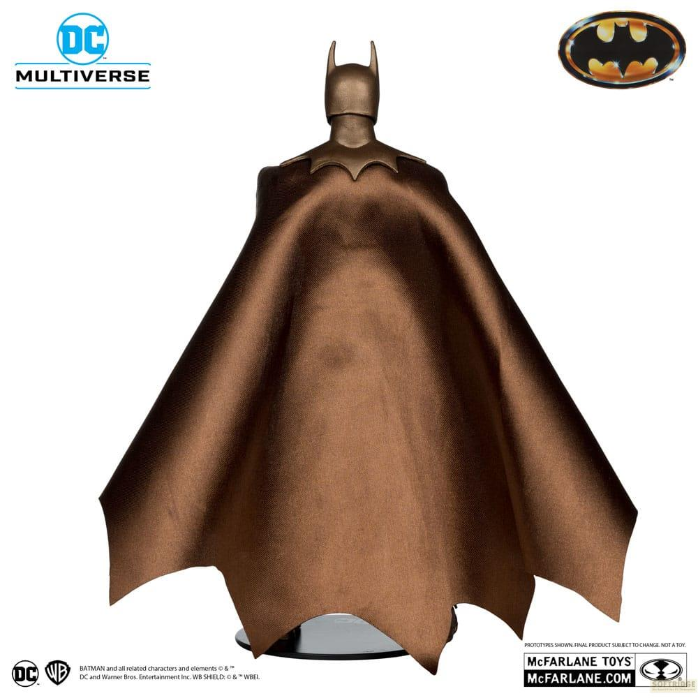 Vue arrière d'une figurine Batman avec cape marron, logo DC.